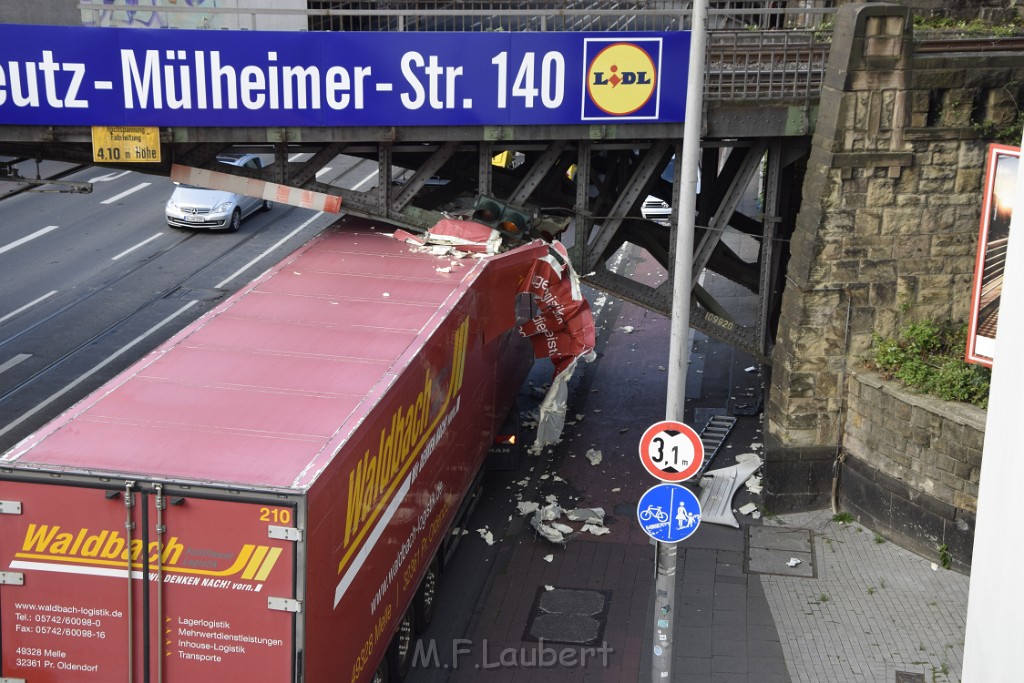 LKW blieb unter Bruecke haengen Koeln Deutz Opladenerstr Deutz Muelheimerstr P054.JPG - Miklos Laubert